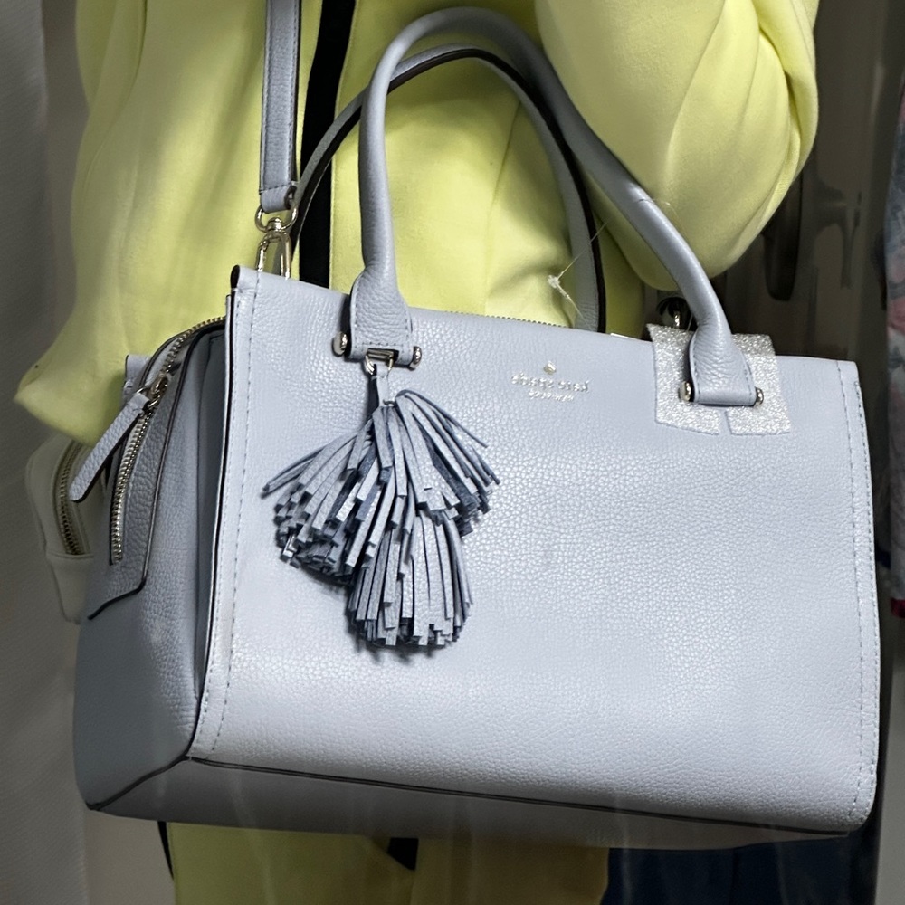 blue ocean fog genuine leather
Never worn
Measurements
W 12 in
H 9 in
D 5 in